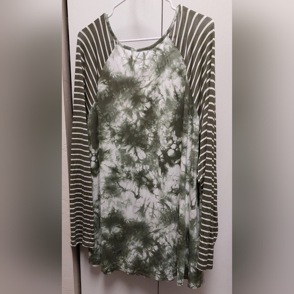 Absolutely Famous Green Tie Dye and Striped Top Size 3X Boho Casual Fall Keyhole - Picture 9 of 10